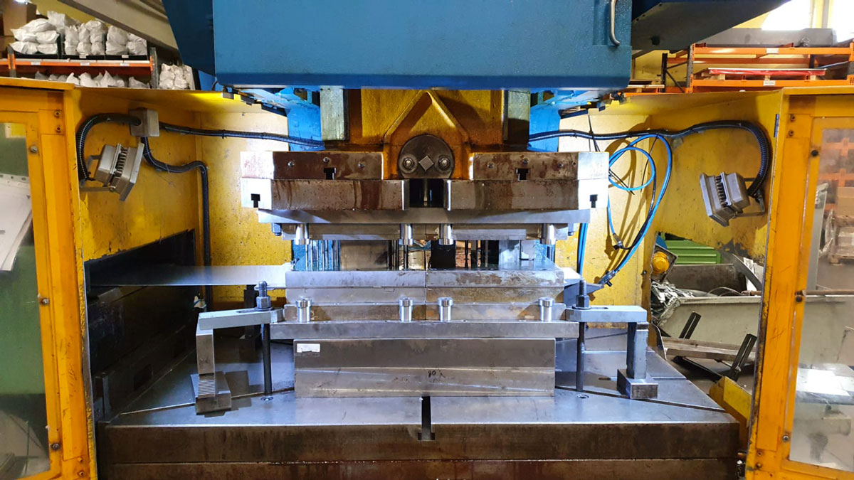 Outillage modulable dé découpe - Charpente métallique